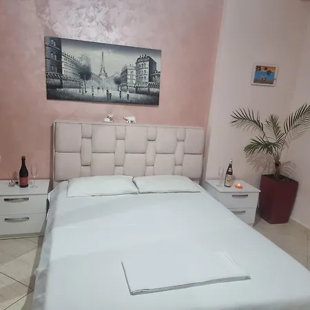 New Center Apartment *