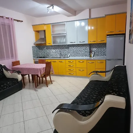 New Center Apartment *